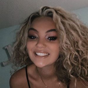 Meet your Posher, Maegan